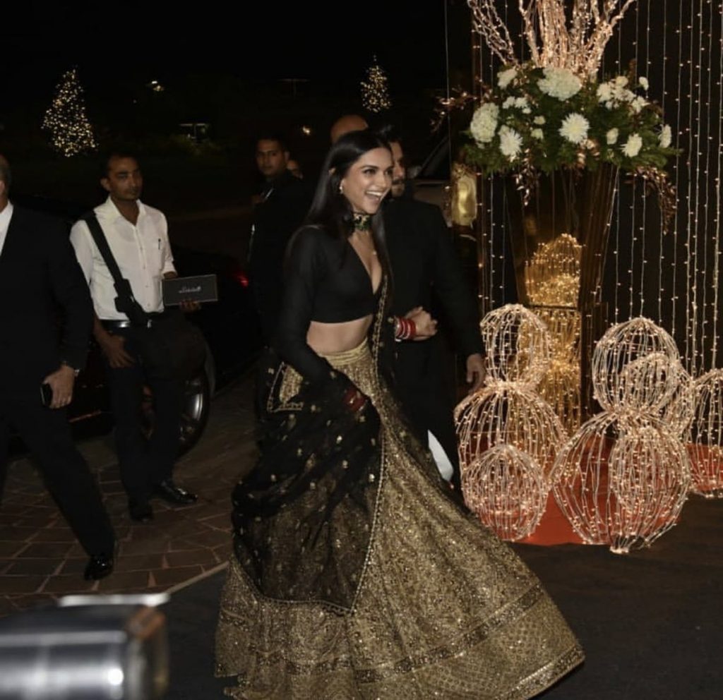 Karisma Kapoor aced timeless style with her classic black Sabyasachi sari |  VOGUE India